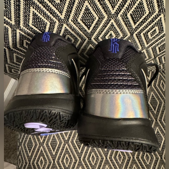Nike Kyrie Infinity Black/ Metallic Silver-Concord Basketball Shoes - Picture 5 of 6